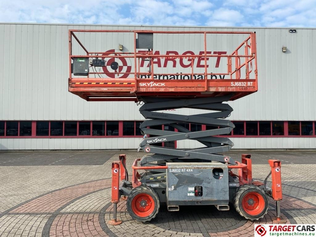 SkyJack SJ6832 RT Diesel 4x4 Scissor Work Lift 1180cm - Škarjasta dvižna ploščad: slika 5 SkyJack SJ6832 RT Diesel 4x4 Scissor Work Lift 1180cm - Škarjasta dvižna ploščad: slika 5