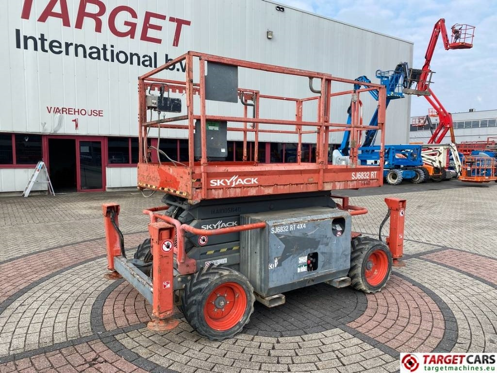 SkyJack SJ6832 RT Diesel 4x4 Scissor Work Lift 1180cm - Škarjasta dvižna ploščad: slika 1 SkyJack SJ6832 RT Diesel 4x4 Scissor Work Lift 1180cm - Škarjasta dvižna ploščad: slika 1