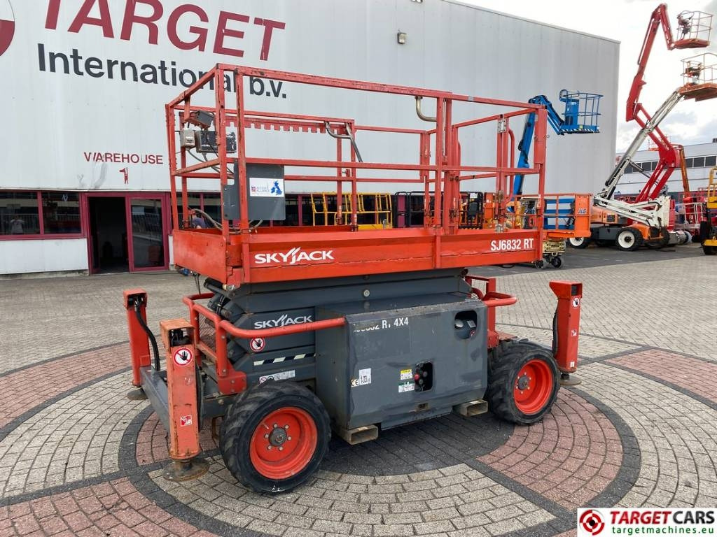 SkyJack SJ6832RT Diesel 4x4 Scissor 6832 Work Lift 1180cm - Škarjasta dvižna ploščad: slika 1 SkyJack SJ6832RT Diesel 4x4 Scissor 6832 Work Lift 1180cm - Škarjasta dvižna ploščad: slika 1