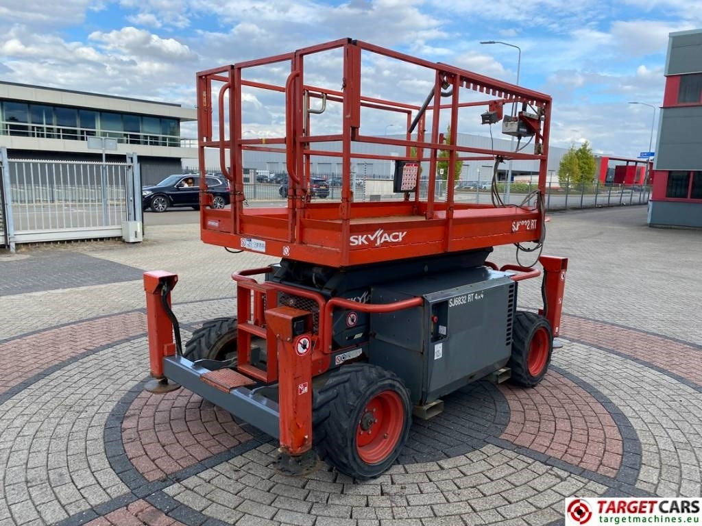 SkyJack SJ6832RT Diesel 4x4 Scissor 6832 Work Lift 1180cm - Škarjasta dvižna ploščad: slika 3 SkyJack SJ6832RT Diesel 4x4 Scissor 6832 Work Lift 1180cm - Škarjasta dvižna ploščad: slika 3