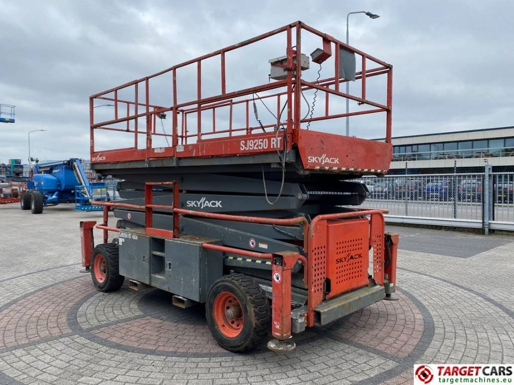 SkyJack SJ9250 RT Diesel 4x4 Scissor Work Lift 1720cm - Škarjasta dvižna ploščad: slika 2 SkyJack SJ9250 RT Diesel 4x4 Scissor Work Lift 1720cm - Škarjasta dvižna ploščad: slika 2