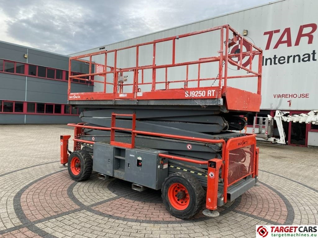 SkyJack SJ9250 RT Diesel 4x4 Scissor Work Lift 1720cm - Škarjasta dvižna ploščad: slika 4 SkyJack SJ9250 RT Diesel 4x4 Scissor Work Lift 1720cm - Škarjasta dvižna ploščad: slika 4