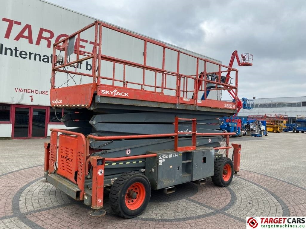 SkyJack SJ9250 RT Diesel 4x4 Scissor Work Lift 1720cm - Škarjasta dvižna ploščad: slika 1 SkyJack SJ9250 RT Diesel 4x4 Scissor Work Lift 1720cm - Škarjasta dvižna ploščad: slika 1
