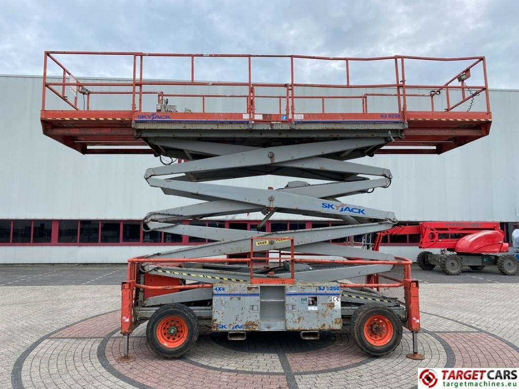 SkyJack SJ9250 RT Diesel Scissor Work Lift 1720cm - Škarjasta dvižna ploščad: slika 5 SkyJack SJ9250 RT Diesel Scissor Work Lift 1720cm - Škarjasta dvižna ploščad: slika 5