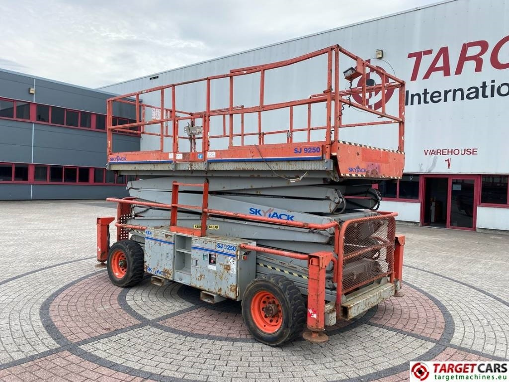 SkyJack SJ9250 RT Diesel Scissor Work Lift 1720cm - Škarjasta dvižna ploščad: slika 4 SkyJack SJ9250 RT Diesel Scissor Work Lift 1720cm - Škarjasta dvižna ploščad: slika 4