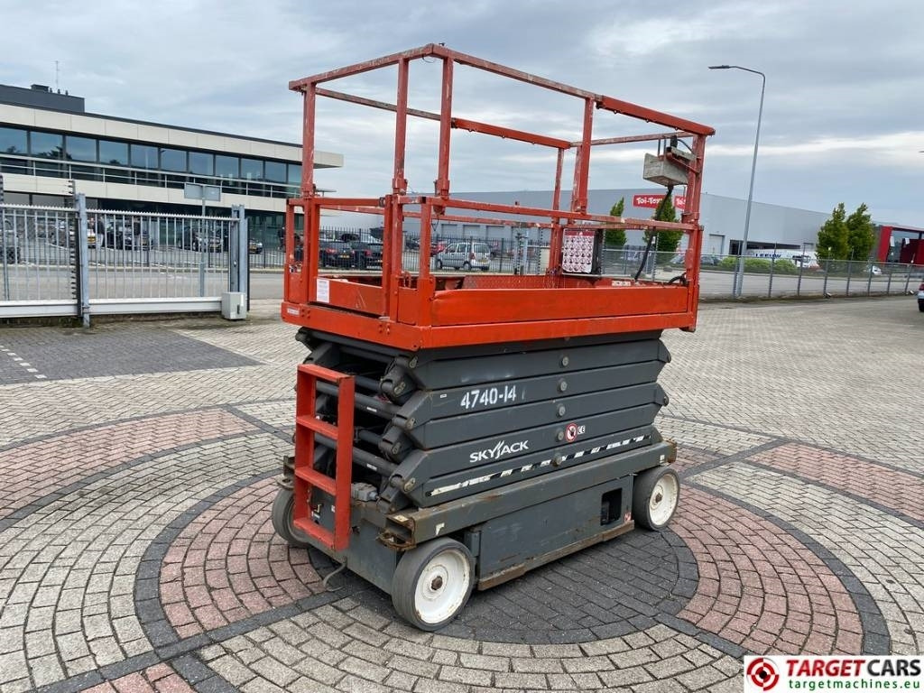 SkyJack SJIII-4740 Electric Scissor Work Lift 1380cm - Škarjasta dvižna ploščad: slika 3 SkyJack SJIII-4740 Electric Scissor Work Lift 1380cm - Škarjasta dvižna ploščad: slika 3