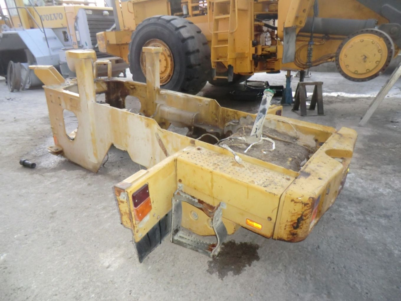 Caterpillar 928G TELAIO POSTERIORE COMPLETO DI SERBATOIO GASOLIO E CONTRAPPESI LATERALI - Rezervoar za gorivo za Gradbeni stroj: slika 3 Caterpillar 928G TELAIO POSTERIORE COMPLETO DI SERBATOIO GASOLIO E CONTRAPPESI LATERALI - Rezervoar za gorivo za Gradbeni stroj: slika 3