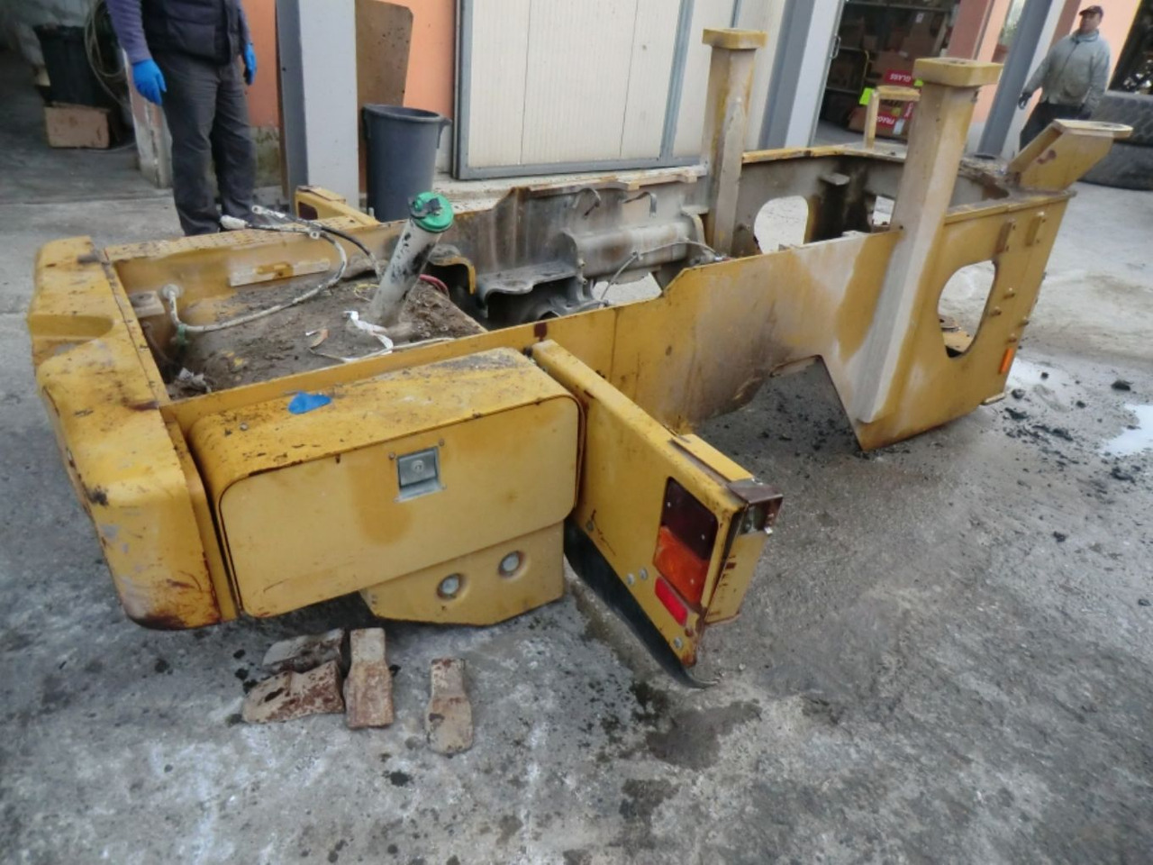 Caterpillar 928G TELAIO POSTERIORE COMPLETO DI SERBATOIO GASOLIO E CONTRAPPESI LATERALI - Rezervoar za gorivo za Gradbeni stroj: slika 4 Caterpillar 928G TELAIO POSTERIORE COMPLETO DI SERBATOIO GASOLIO E CONTRAPPESI LATERALI - Rezervoar za gorivo za Gradbeni stroj: slika 4