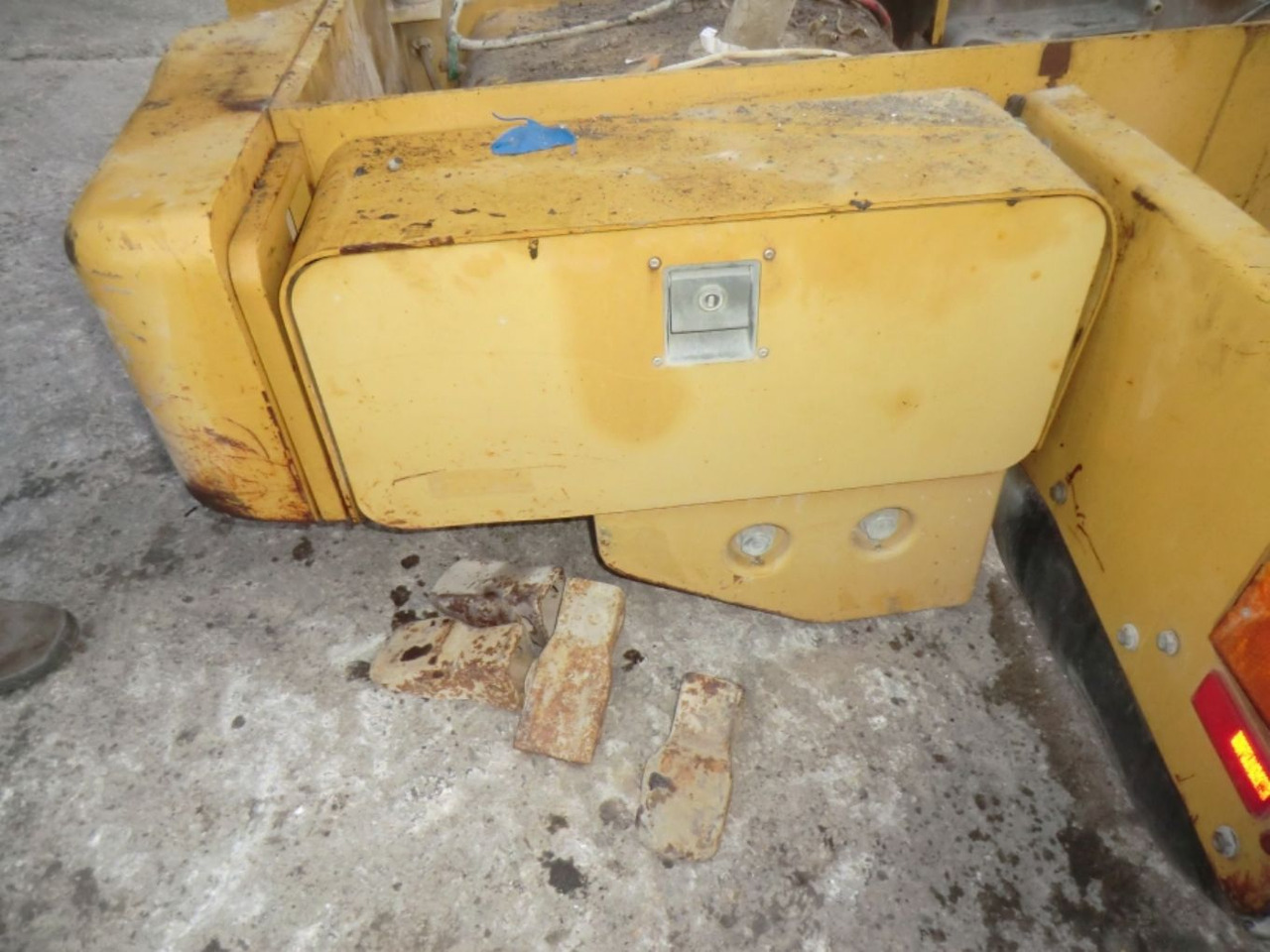 Caterpillar 928G TELAIO POSTERIORE COMPLETO DI SERBATOIO GASOLIO E CONTRAPPESI LATERALI - Rezervoar za gorivo za Gradbeni stroj: slika 2 Caterpillar 928G TELAIO POSTERIORE COMPLETO DI SERBATOIO GASOLIO E CONTRAPPESI LATERALI - Rezervoar za gorivo za Gradbeni stroj: slika 2