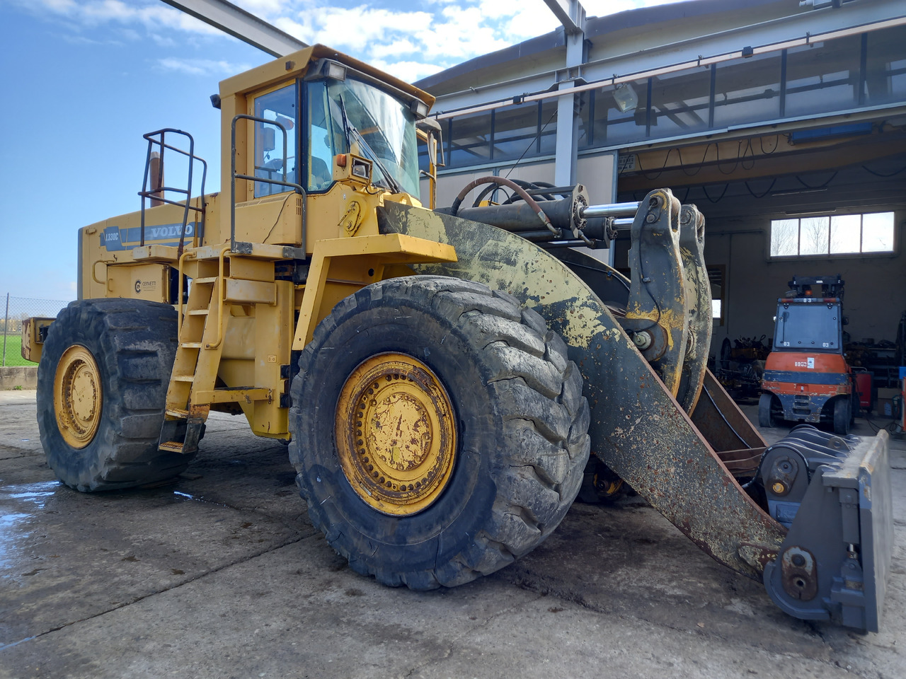 Kolesni nakladalec VOLVO L330C: slika 6