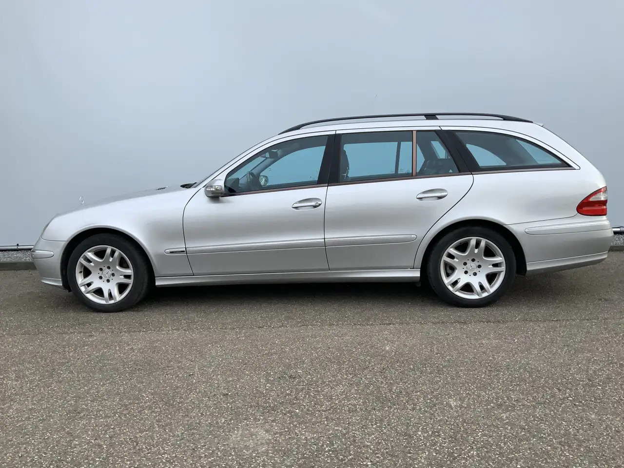 Mercedes-Benz E 500 Combi V8 Elegance 4-Matic airmatic,full option - Avtomobil: slika 3 Mercedes-Benz E 500 Combi V8 Elegance 4-Matic airmatic,full option - Avtomobil: slika 3