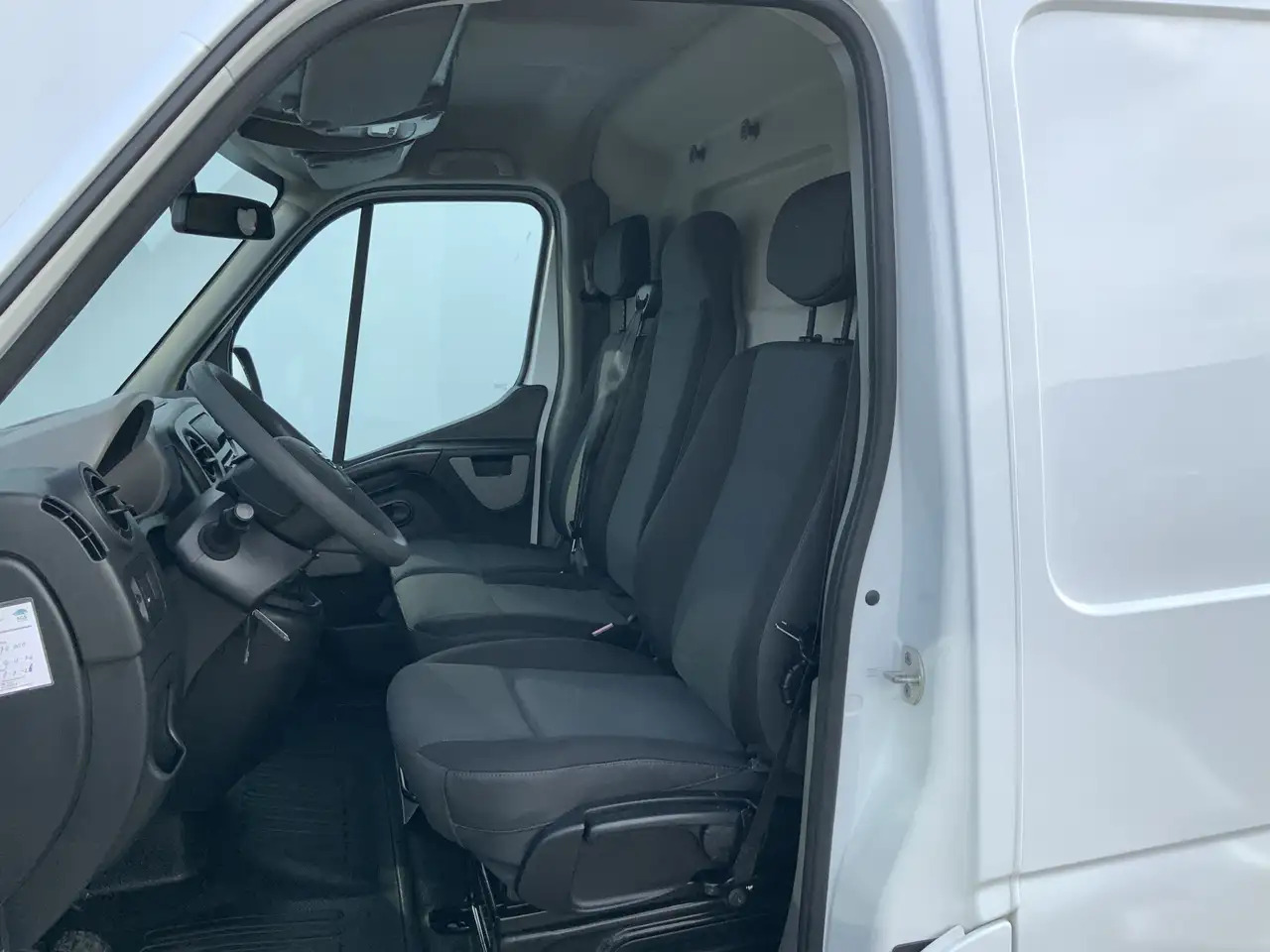 Nissan NV400 2.3 dCi L2H2 Optima L2H2 Airco Cruise Trekhaak 250 - Furgon: slika 4 Nissan NV400 2.3 dCi L2H2 Optima L2H2 Airco Cruise Trekhaak 250 - Furgon: slika 4