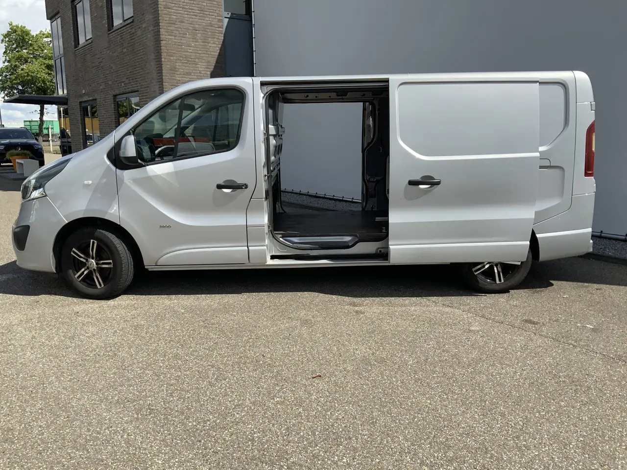 Opel Vivaro 1.6 CDTI L2H1 Sport EcoFlex (MOTOR DEFECT !!!!)Air - Furgon: slika 4 Opel Vivaro 1.6 CDTI L2H1 Sport EcoFlex (MOTOR DEFECT !!!!)Air - Furgon: slika 4