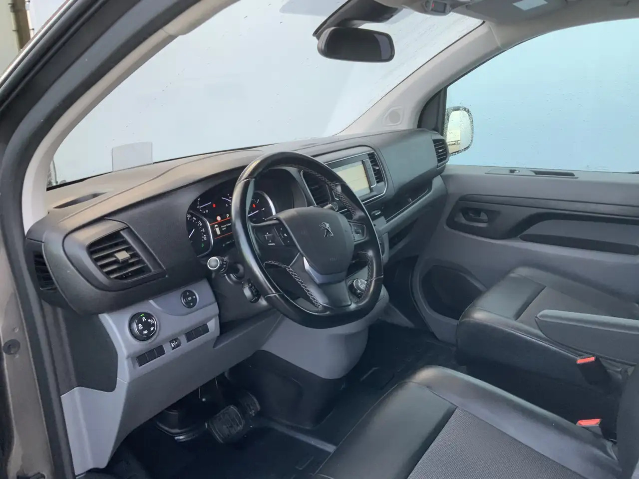 Peugeot Expert 227S 2.0 BlueHD(Koppakking Defect ) 180 Premium Pa - Furgon: slika 5 Peugeot Expert 227S 2.0 BlueHD(Koppakking Defect ) 180 Premium Pa - Furgon: slika 5