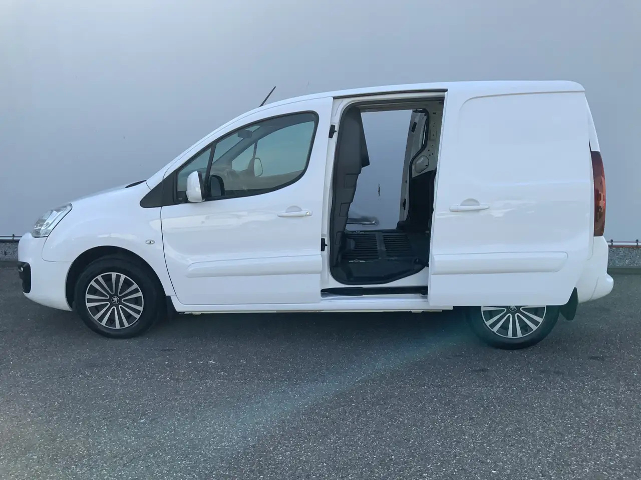 Peugeot Partner 122 1.6 BlueHDi Autom.100 L1 Premium S&S EXPORT!! - Mali kombi: slika 4 Peugeot Partner 122 1.6 BlueHDi Autom.100 L1 Premium S&S EXPORT!! - Mali kombi: slika 4