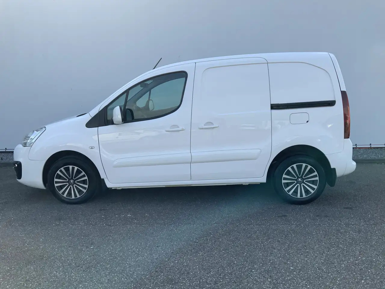 Peugeot Partner 122 1.6 BlueHDi Autom.100 L1 Premium S&S EXPORT!! - Mali kombi: slika 3 Peugeot Partner 122 1.6 BlueHDi Autom.100 L1 Premium S&S EXPORT!! - Mali kombi: slika 3