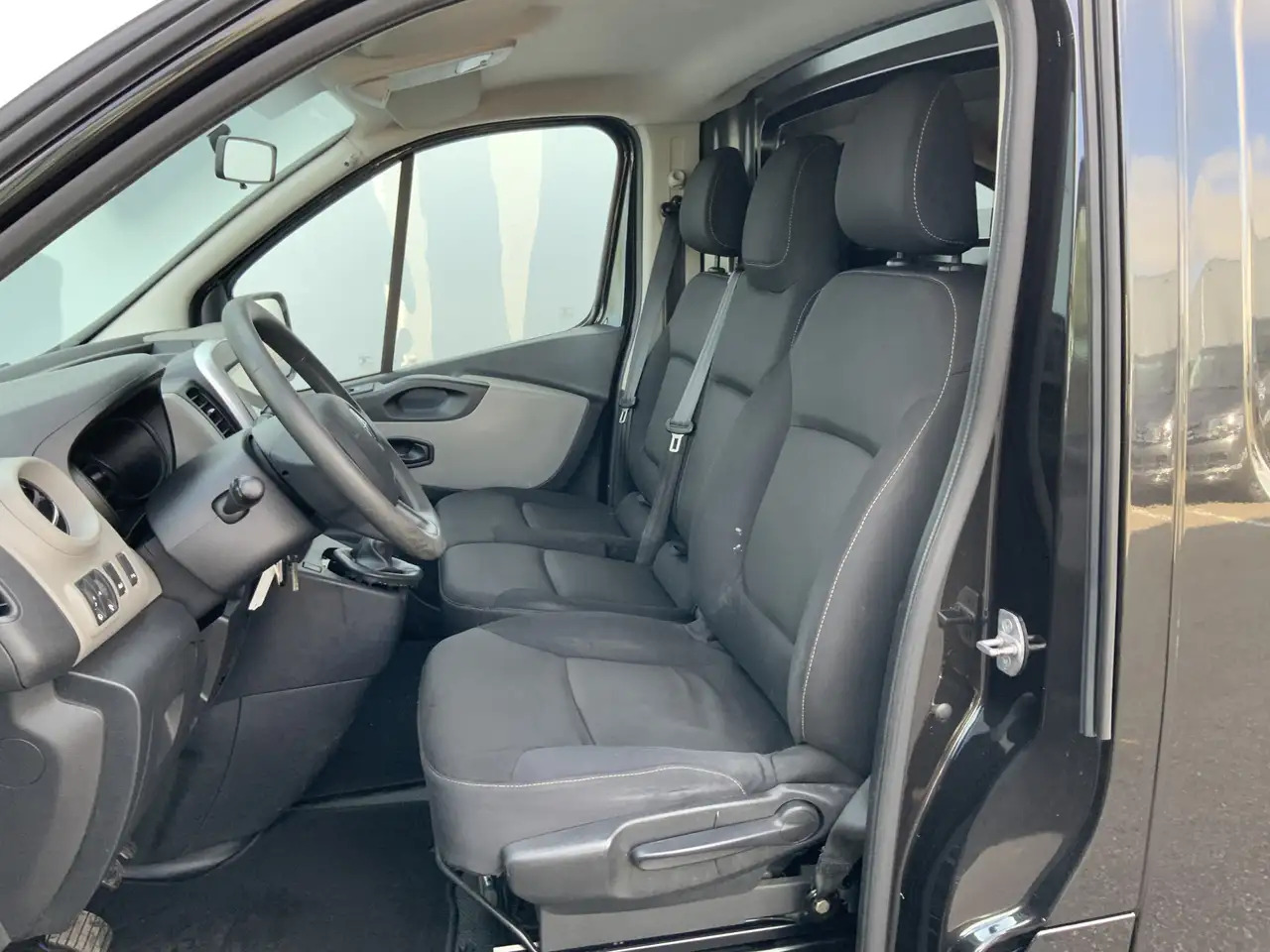 Renault Trafic 1.6 dCi T29 L2H1 Airco Cruise 3 Zits Navi Trekhaak - Furgon: slika 4 Renault Trafic 1.6 dCi T29 L2H1 Airco Cruise 3 Zits Navi Trekhaak - Furgon: slika 4