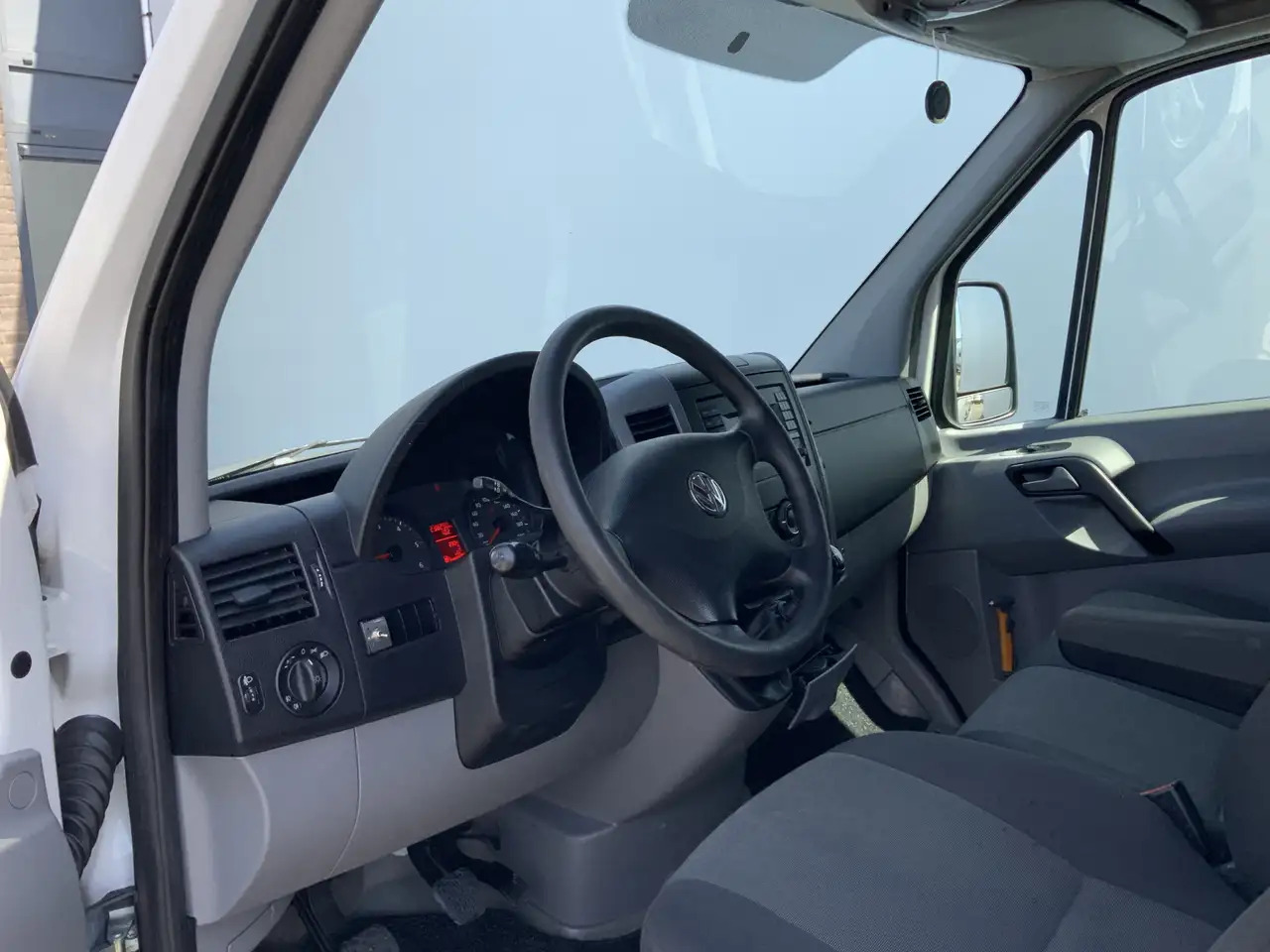Volkswagen Crafter 35 2.0 TDI L1H1 Airco Cruise 3 Zits Trekhaak 2000 - Furgon: slika 5 Volkswagen Crafter 35 2.0 TDI L1H1 Airco Cruise 3 Zits Trekhaak 2000 - Furgon: slika 5