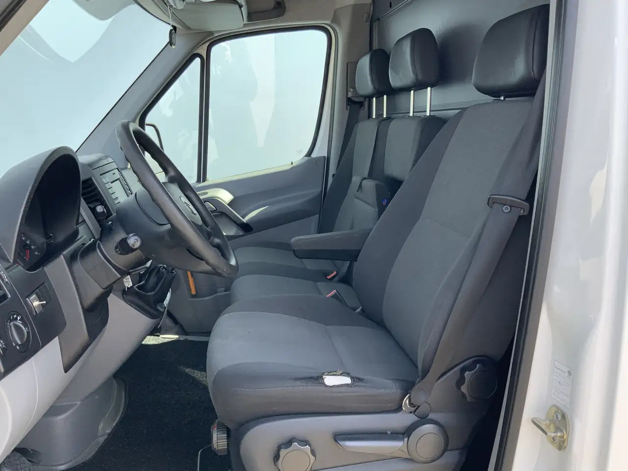 Volkswagen Crafter 35 2.0 TDI L1H1 Airco Cruise 3 Zits Trekhaak 2000 - Furgon: slika 4 Volkswagen Crafter 35 2.0 TDI L1H1 Airco Cruise 3 Zits Trekhaak 2000 - Furgon: slika 4