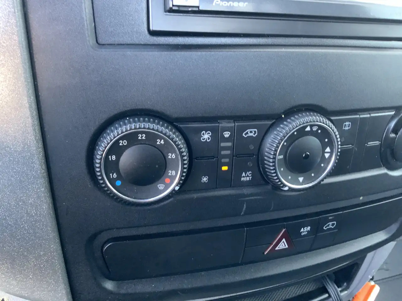 Volkswagen Crafter 50 2.0 TDI L2H1Pick Up Airco Cruise Trekhaak 3500 - Dostavno vozilo s kesonom: slika 5 Volkswagen Crafter 50 2.0 TDI L2H1Pick Up Airco Cruise Trekhaak 3500 - Dostavno vozilo s kesonom: slika 5