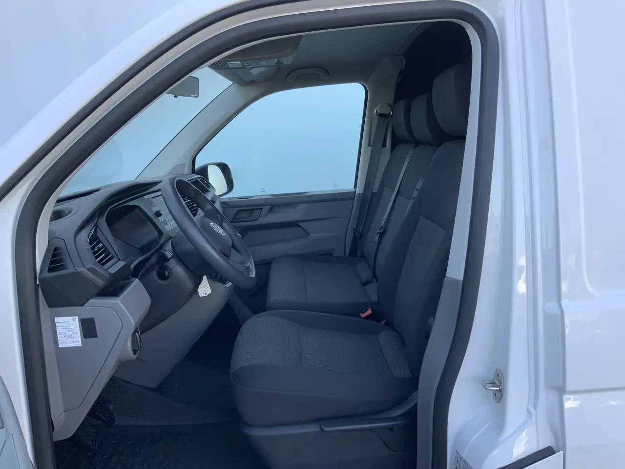 Volkswagen T6.1 Transporter 2.0 TDI L1H1 26 Economy Business Airco Cruise 3 Zi - Furgon: slika 4 Volkswagen T6.1 Transporter 2.0 TDI L1H1 26 Economy Business Airco Cruise 3 Zi - Furgon: slika 4