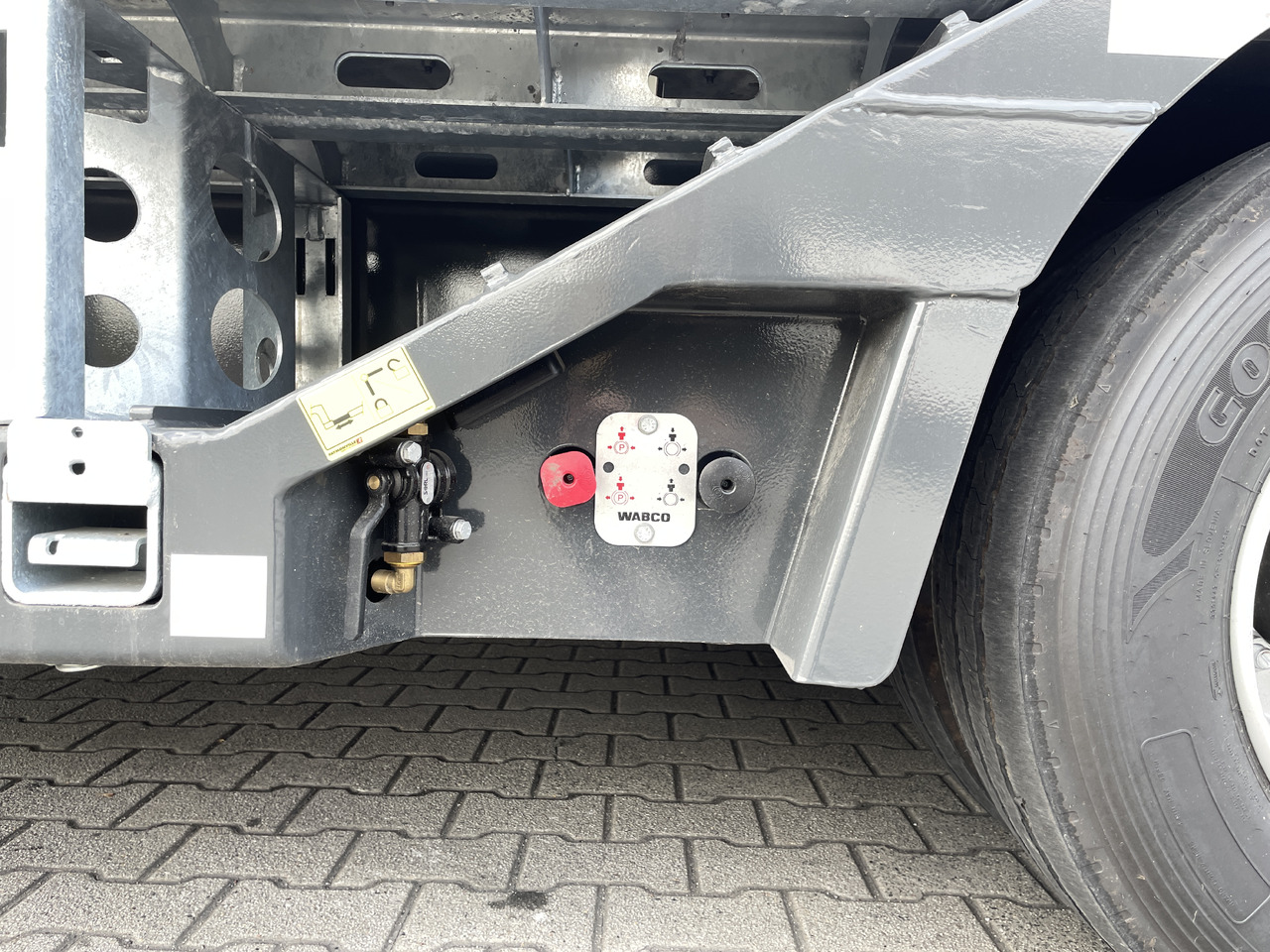 Faymonville 4-(2+2)-Achs-Tele-Semi m. Radmulden u. Rampen - Nizko noseča polprikolica: slika 4 Faymonville 4-(2+2)-Achs-Tele-Semi m. Radmulden u. Rampen - Nizko noseča polprikolica: slika 4