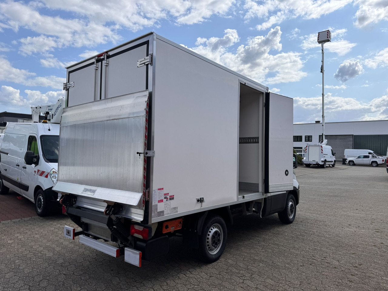 IVECO Daily 35S14 Tiefkühlkoffer Carrier Pulsor 350 LBW EURO 6 - Hladilno vozilo: slika 4 IVECO Daily 35S14 Tiefkühlkoffer Carrier Pulsor 350 LBW EURO 6 - Hladilno vozilo: slika 4