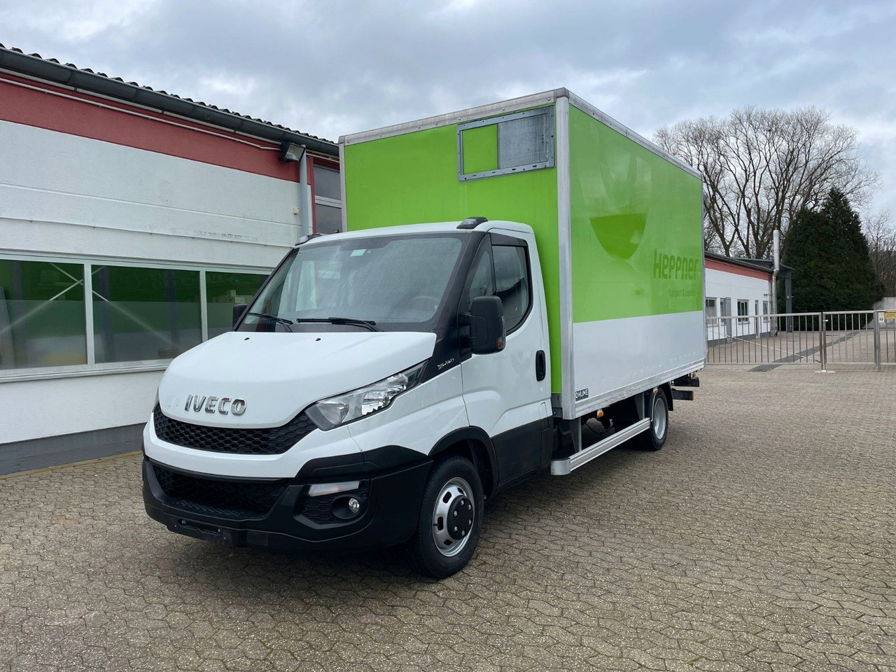 Iveco Daily 35C15 Koffer 4.2m Ladebordwand - Dostavno vozilo z zabojnikom: slika 1 Iveco Daily 35C15 Koffer 4.2m Ladebordwand - Dostavno vozilo z zabojnikom: slika 1