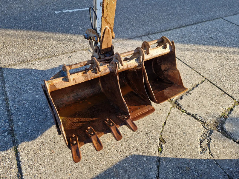 Mini bager WACKER NEUSON 2404RD kan op een (berg)helling draaien: slika 18