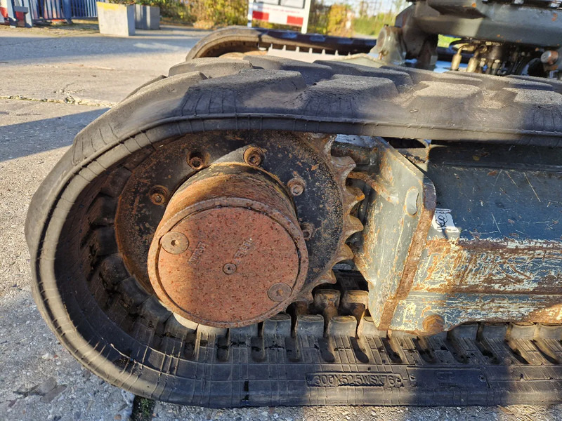 Mini bager WACKER NEUSON 2404RD kan op een (berg)helling draaien: slika 14