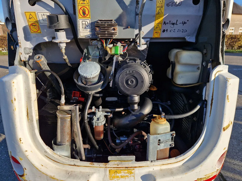 Mini bager WACKER NEUSON 2404RD kan op een (berg)helling draaien: slika 9