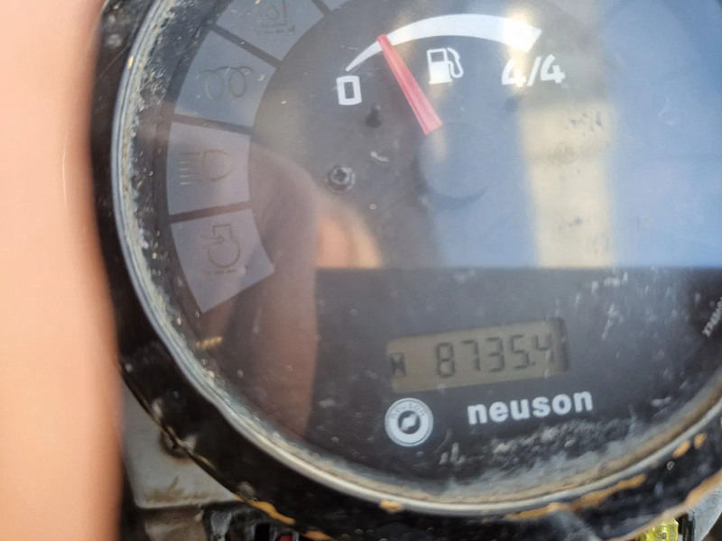 Mini bager WACKER NEUSON 2404RD kan op een (berg)helling draaien: slika 13