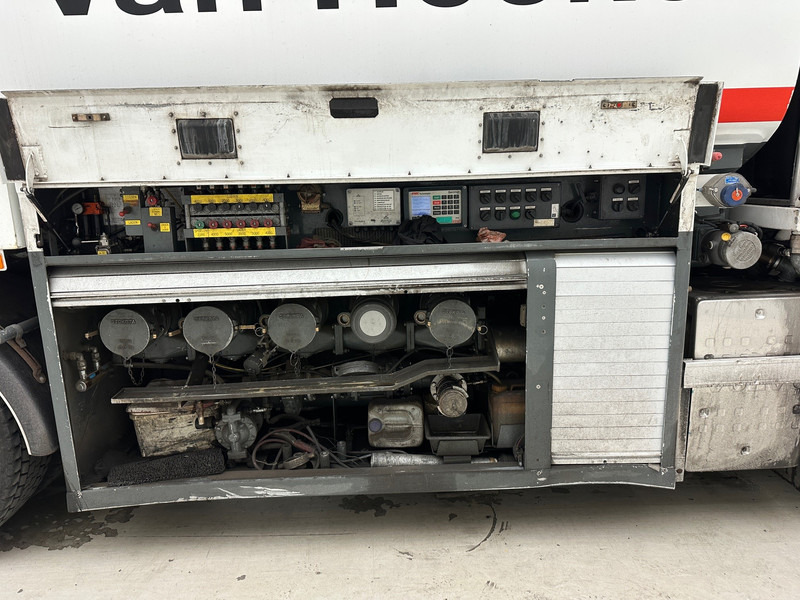 Tovornjak cisterna za transport goriva Volvo FM 300 - 6x2: slika 6