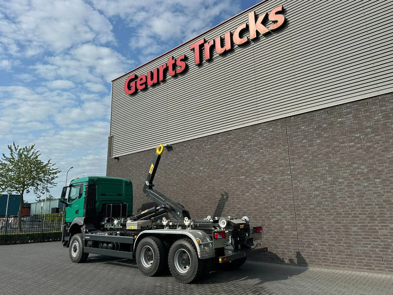 MAN TGS 33.480 6X6 HYVA LIFT 26-55-S HAAKARM / ABROLLKIPPER/ HOOKLIFT (NIEUWE/ NEU/ NEW) - Kotalni prekucni tovornjak: slika 3 MAN TGS 33.480 6X6 HYVA LIFT 26-55-S HAAKARM / ABROLLKIPPER/ HOOKLIFT (NIEUWE/ NEU/ NEW) - Kotalni prekucni tovornjak: slika 3