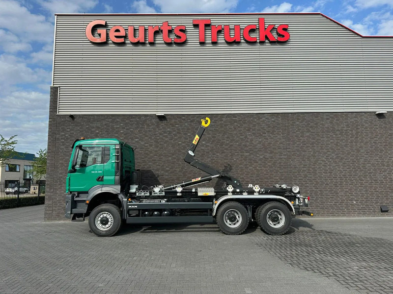 MAN TGS 33.480 6X6 HYVA LIFT 26-55-S HAAKARM / ABROLLKIPPER/ HOOKLIFT (NIEUWE/ NEU/ NEW) - Kotalni prekucni tovornjak: slika 1 MAN TGS 33.480 6X6 HYVA LIFT 26-55-S HAAKARM / ABROLLKIPPER/ HOOKLIFT (NIEUWE/ NEU/ NEW) - Kotalni prekucni tovornjak: slika 1