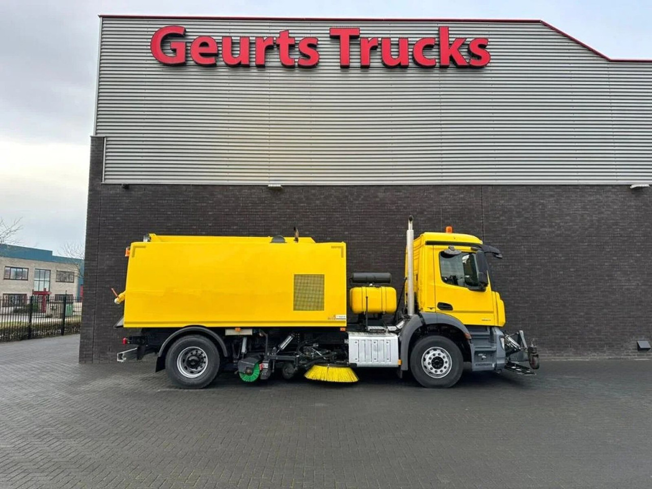 Mercedes-Benz Arocs 1824 4X2 BEAM A9000 SWEEPING TRUCK/ KEHRMA - Vozilo za pometanje: slika 4 Mercedes-Benz Arocs 1824 4X2 BEAM A9000 SWEEPING TRUCK/ KEHRMA - Vozilo za pometanje: slika 4