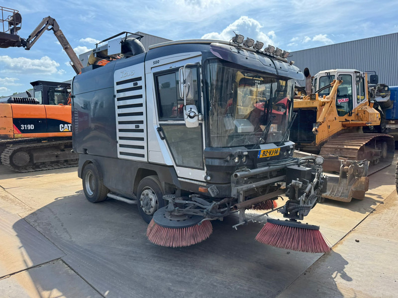 Ravo Ravo 560 sweeper Ravo 560 sweeper - Vozilo za pometanje: slika 2 Ravo Ravo 560 sweeper Ravo 560 sweeper - Vozilo za pometanje: slika 2