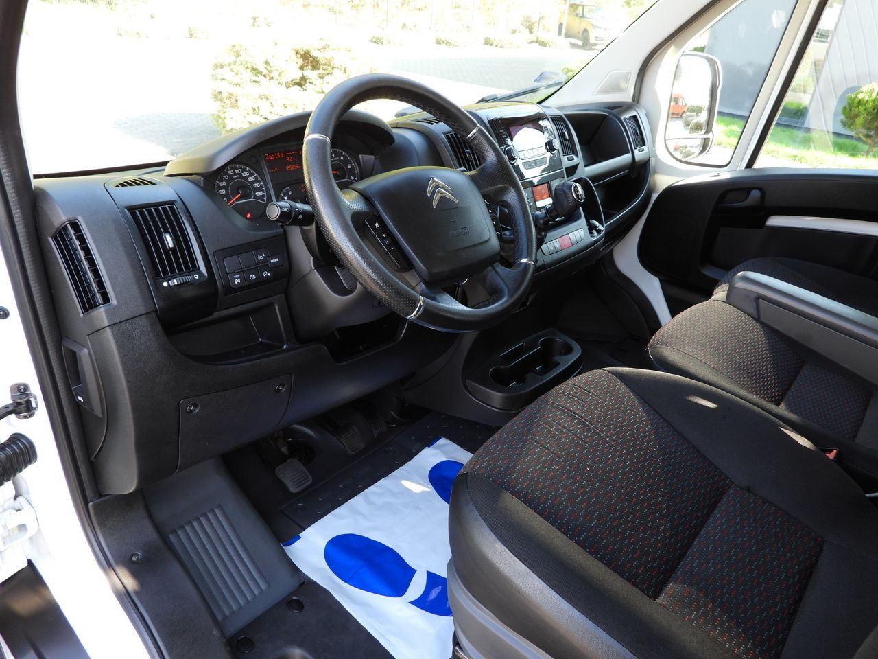 CITROEN JUMPER STAKE BODY DOUBLE CABIN DOKA 7 SEATS PNEUMATICS AIR CONDITIONING 140HP - Dostavno vozilo z dvojno kabino: slika 2 CITROEN JUMPER STAKE BODY DOUBLE CABIN DOKA 7 SEATS PNEUMATICS AIR CONDITIONING 140HP - Dostavno vozilo z dvojno kabino: slika 2