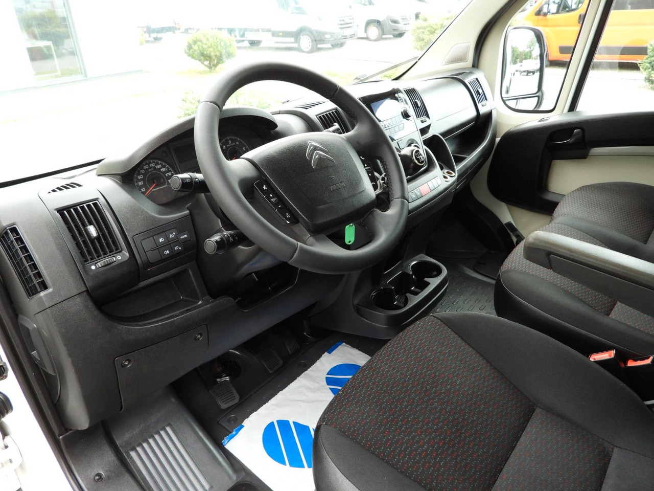 Citroën JUMPER PRITSCHE DOPPELKABINE DOKA 7 SITZE - Dostavno vozilo s kesonom, Dostavno vozilo z dvojno kabino: slika 2 Citroën JUMPER PRITSCHE DOPPELKABINE DOKA 7 SITZE - Dostavno vozilo s kesonom, Dostavno vozilo z dvojno kabino: slika 2