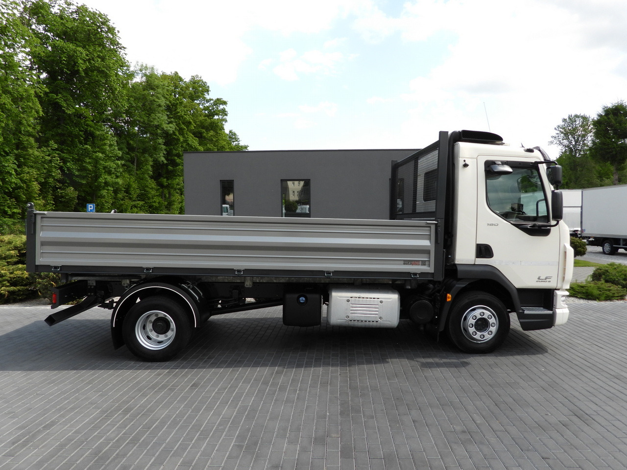 Tovornjak prekucnik DAF LF 180 THREE-WAY TIPPER CRUISE CONTROL LED LIGHTS AUTOMATIC TRANSMISSION  TWIN WHEELS AIR CONDITIONING  180HP: slika 7