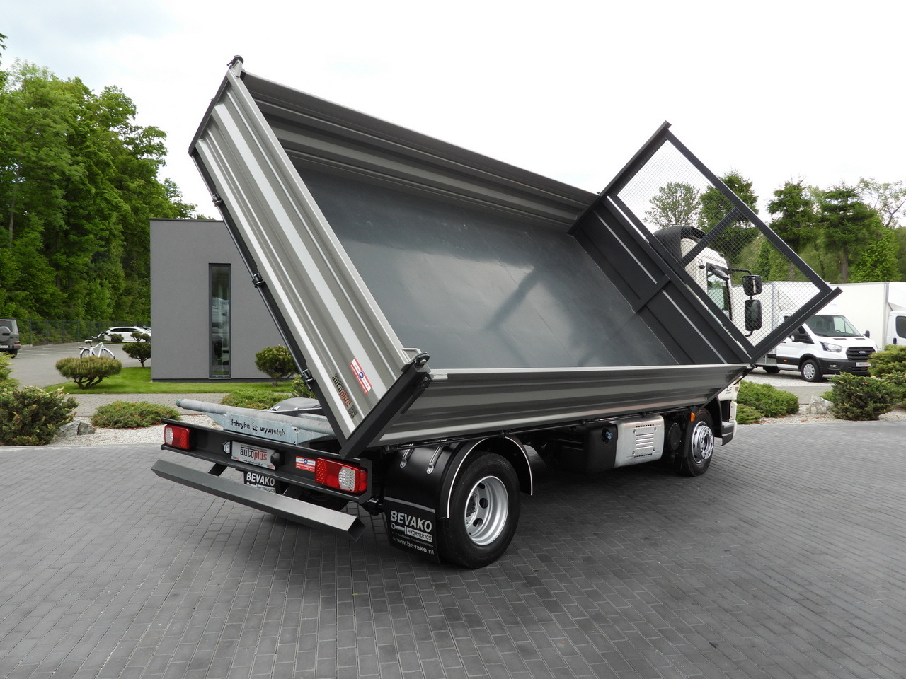 DAF LF 180 THREE-WAY TIPPER CRUISE CONTROL LED LIGHTS AUTOMATIC TRANSMISSION TWIN WHEELS AIR CONDITIONING 180HP - Tovornjak prekucnik: slika 3 DAF LF 180 THREE-WAY TIPPER CRUISE CONTROL LED LIGHTS AUTOMATIC TRANSMISSION TWIN WHEELS AIR CONDITIONING 180HP - Tovornjak prekucnik: slika 3