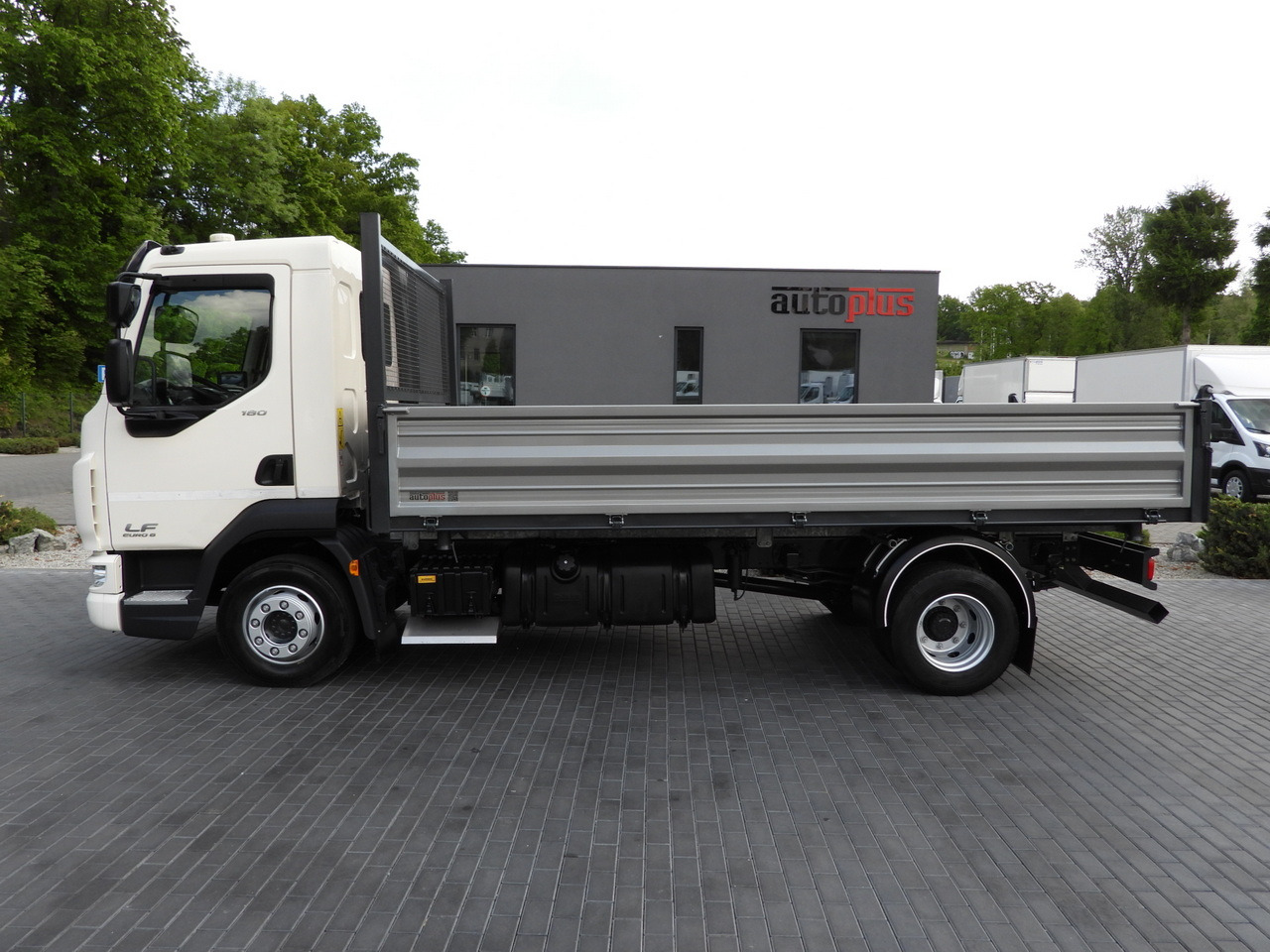 Tovornjak prekucnik DAF LF 180 THREE-WAY TIPPER CRUISE CONTROL LED LIGHTS AUTOMATIC TRANSMISSION  TWIN WHEELS AIR CONDITIONING  180HP: slika 10