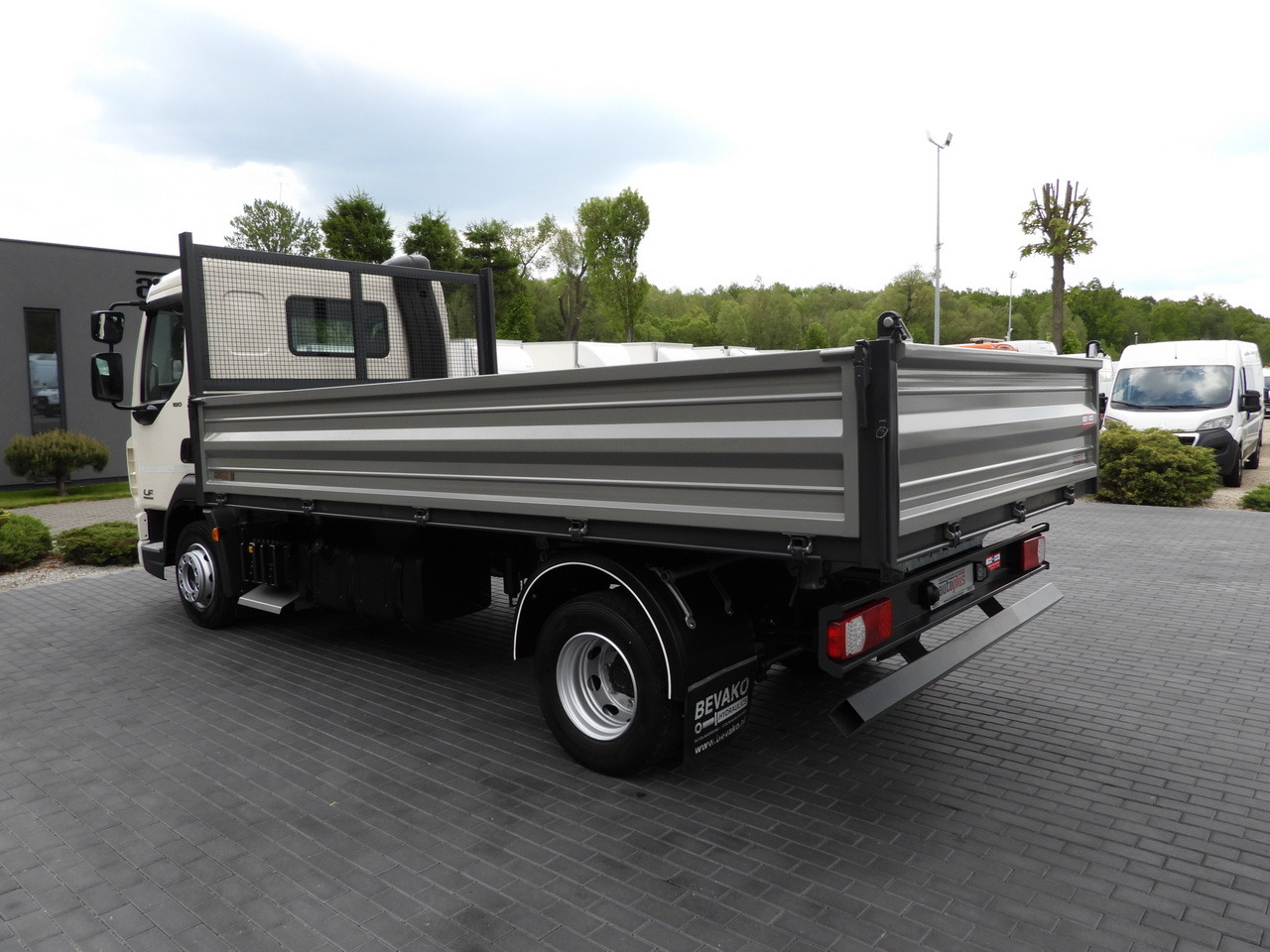 Tovornjak prekucnik DAF LF 180 THREE-WAY TIPPER CRUISE CONTROL LED LIGHTS AUTOMATIC TRANSMISSION  TWIN WHEELS AIR CONDITIONING  180HP: slika 11