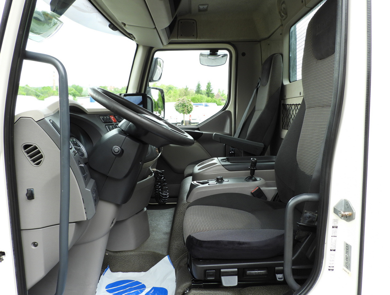 Tovornjak prekucnik DAF LF 180 THREE-WAY TIPPER CRUISE CONTROL LED LIGHTS AUTOMATIC TRANSMISSION  TWIN WHEELS AIR CONDITIONING  180HP: slika 31