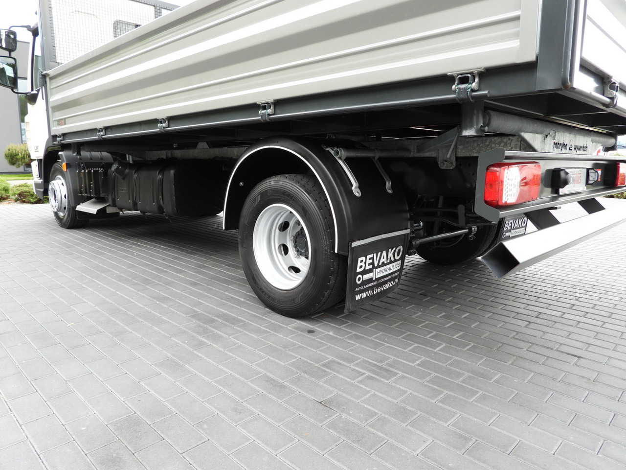 Tovornjak prekucnik DAF LF 180 THREE-WAY TIPPER CRUISE CONTROL LED LIGHTS AUTOMATIC TRANSMISSION  TWIN WHEELS AIR CONDITIONING  180HP: slika 18
