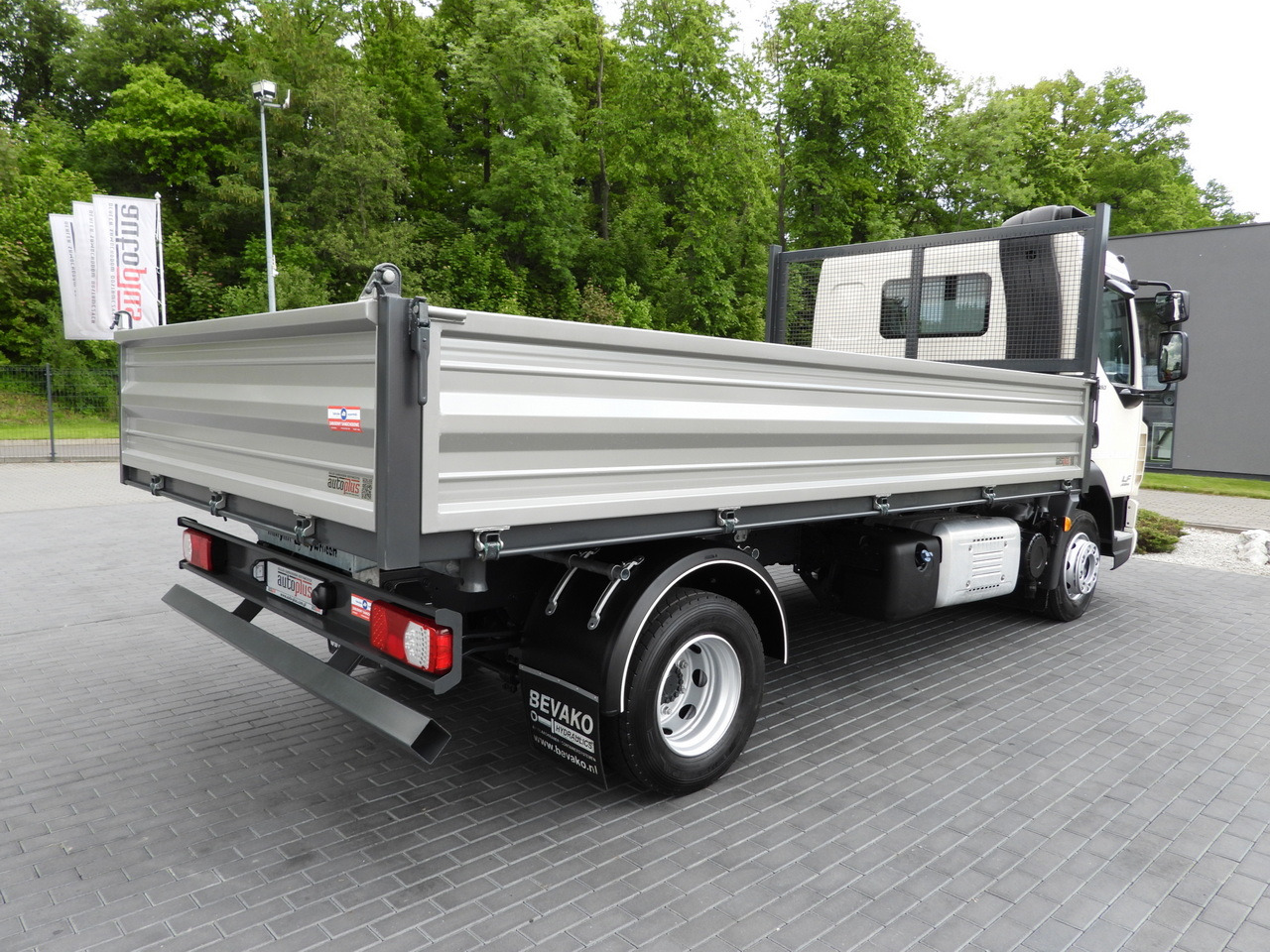 Tovornjak prekucnik DAF LF 180 THREE-WAY TIPPER CRUISE CONTROL LED LIGHTS AUTOMATIC TRANSMISSION  TWIN WHEELS AIR CONDITIONING  180HP: slika 16