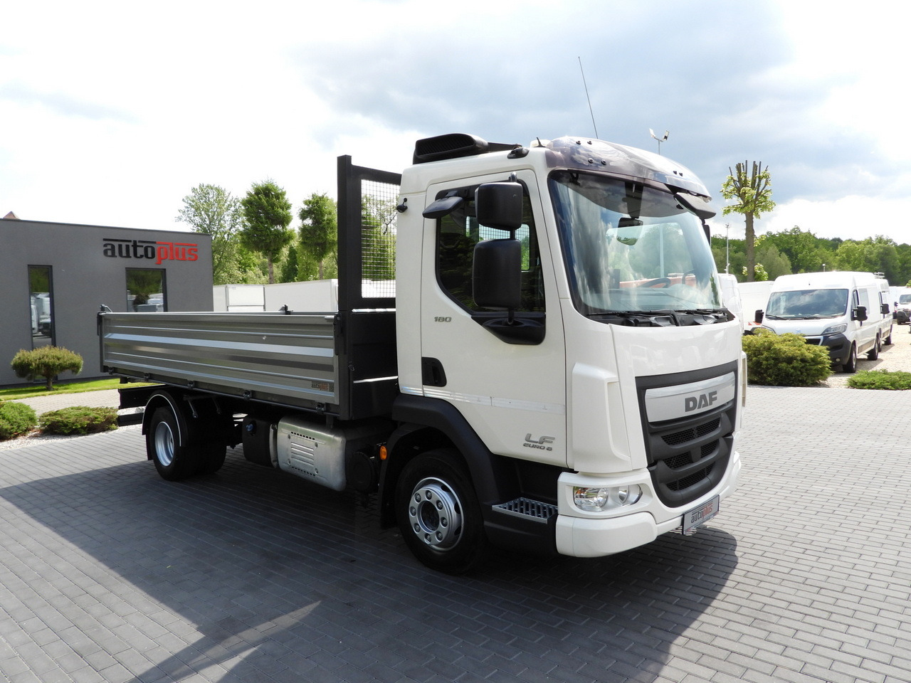 DAF LF 180 THREE-WAY TIPPER CRUISE CONTROL LED LIGHTS AUTOMATIC TRANSMISSION TWIN WHEELS AIR CONDITIONING 180HP - Tovornjak prekucnik: slika 4 DAF LF 180 THREE-WAY TIPPER CRUISE CONTROL LED LIGHTS AUTOMATIC TRANSMISSION TWIN WHEELS AIR CONDITIONING 180HP - Tovornjak prekucnik: slika 4