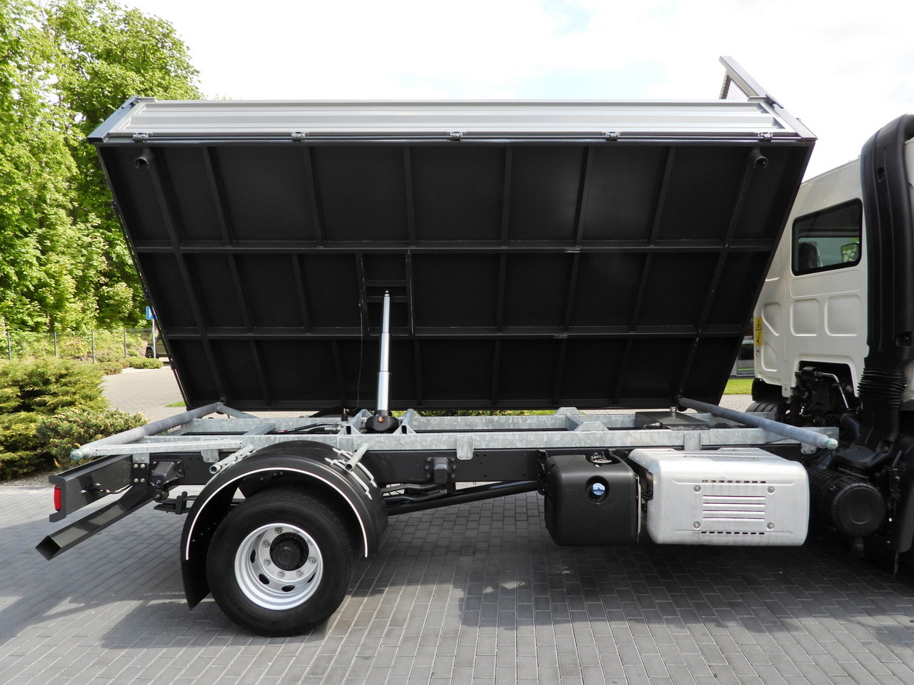 Tovornjak prekucnik DAF LF 180 THREE-WAY TIPPER CRUISE CONTROL LED LIGHTS AUTOMATIC TRANSMISSION  TWIN WHEELS AIR CONDITIONING  180HP: slika 23