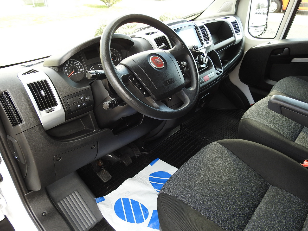 FIAT DUCATO BOX LIFT 8 PALLETS CRUISE CONTROL NAVIGATION LED LIGHTS AIR CONDITIONING 130HP - Dostavno vozilo z zabojnikom: slika 2 FIAT DUCATO BOX LIFT 8 PALLETS CRUISE CONTROL NAVIGATION LED LIGHTS AIR CONDITIONING 130HP - Dostavno vozilo z zabojnikom: slika 2