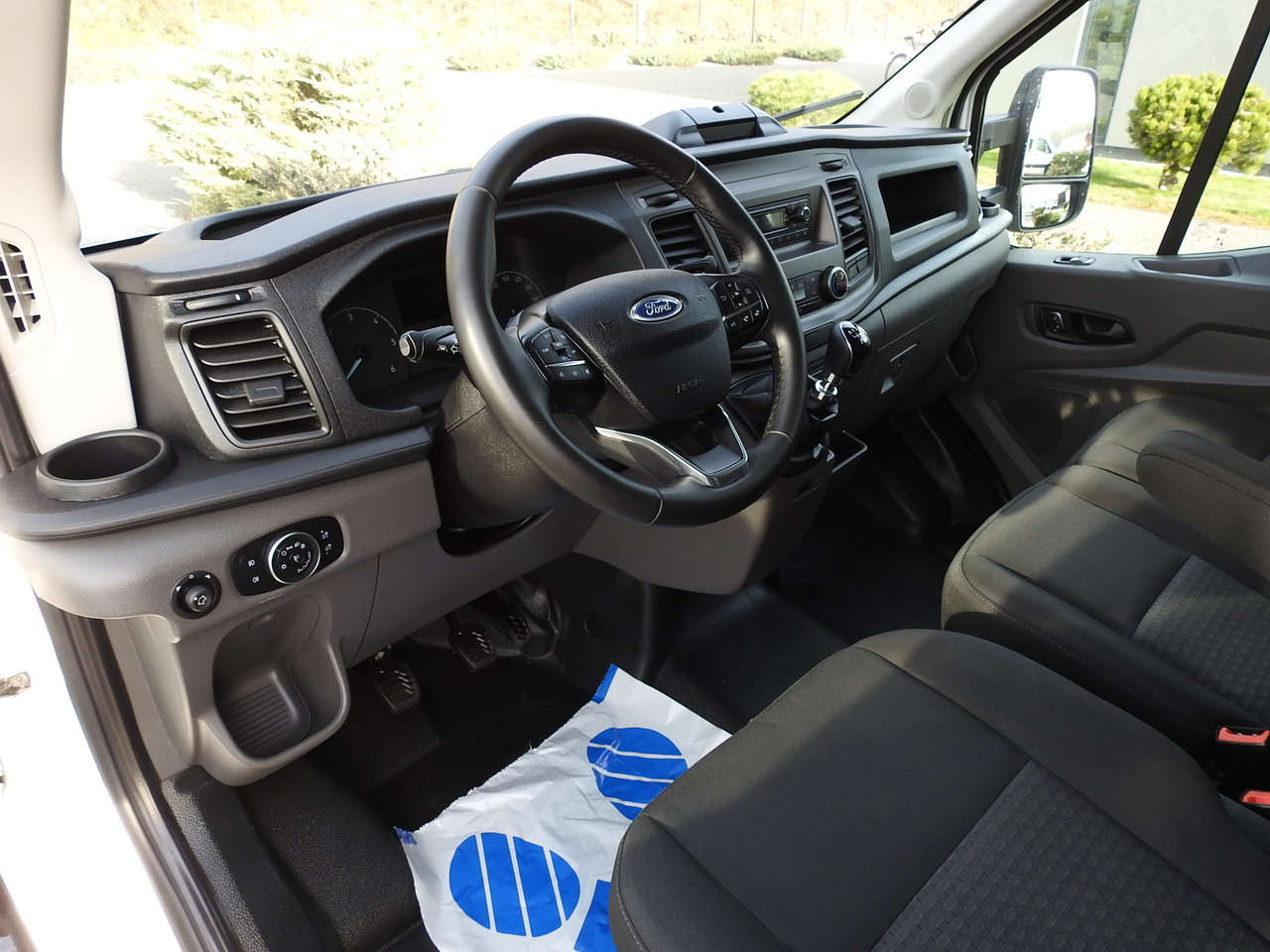 FORD TRANSIT BOX LIFT 8 PALLETS CRUISE CONTROL AIR CONDITIONING 130HP - Dostavno vozilo z zabojnikom: slika 2 FORD TRANSIT BOX LIFT 8 PALLETS CRUISE CONTROL AIR CONDITIONING 130HP - Dostavno vozilo z zabojnikom: slika 2